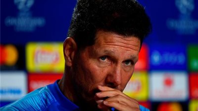 صحيفة إيطالية تطالب بإيقاف مدرب أتلتيكو مدريد بعد «الإشارة الخارجة»