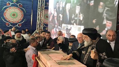 «تواضروس» يضع حجر أساس كنيسة القديسين الجديدة بحى الضواحى في بورسعيد