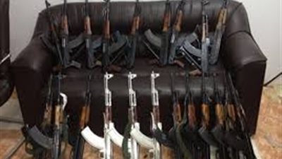 ضبط 21 قطعة سلاح ناري بحوزة متهمين في المنيا 