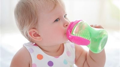 بالفيديو.. الطريقة الصحيحة لتنظيف «الببرونة» البلاستيك 