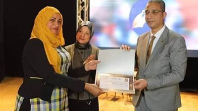 محافظ سوهاج يكرم 