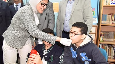 بالصور.. وزيرة الصحة تُشارك في الحملة القومية للقضاء على الديدان المعوية بالمدارس 