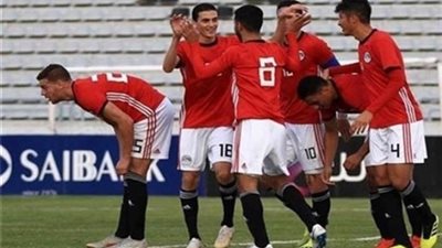 نجوم المنتخب الأولمبي يلتقطون صور تذكارية مع نجم برشلونة