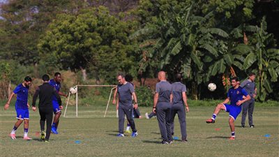 4 مسئولين على أعلى مستوى يتابعون الأهلي في جنوب إفريقيا وسط حراسة أمنية مشددة