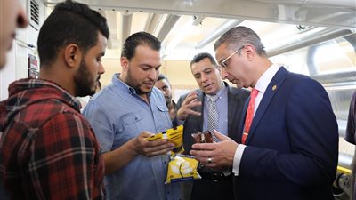 محافظ سوهاج يفتتح ويتفقد عددًا من المصانع بالمنطقة الصناعية بالكوثر 