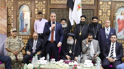محافظ سوهاج ومدير الأمن يقدمان التهنئة بعيد القيامة للأخوة الأقباط بمطرانيات البلينا وجرجا