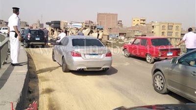 «حادث بشع».. انقلاب سيارة نقل أعلى كوبري صقر قريش بـ«دائري المعادي»