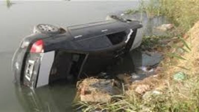 انتشال سيارة ملاكي من ترعة المريوطية.. وهكذا أنقذ السائق نفسه 