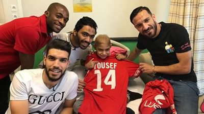 بالصوره.. ثلاثي الاهلى يلبوا طلب طفل مستشفي ٥٧٣٥٧ 