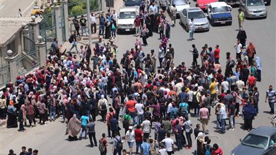 مظاهرة لطلاب أولى ثانوي أمام مقر محافظة الغربية.. اعرف التفاصيل 