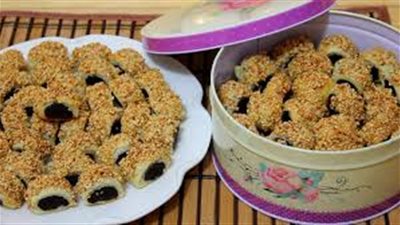 بالفيديو.. طريقة عمل أصابع التمر بالسمسم 