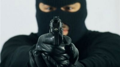 أخطر «سطو مسلح» أمام مدينة الضباط بحدائق حلوان.. وتحذير للسيارات المارة بـ«أوتوستراد المعادى»