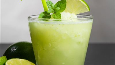 بالفيديو.. طريقة تحضير مشروب «الليمون بالنعناع» المُنعش 