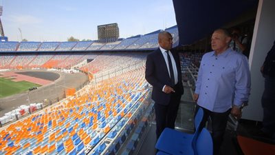 أحمد أحمد وأبو ريدة يزوران إستاد القاهرة