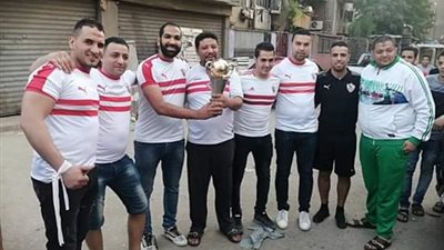 بالصور.. حازم إمام يحتفل بالكونفدرالية مع أصدقائه وأهل إمبابة