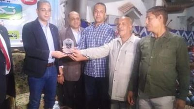 محافظ سوهاج يكرم مجلس مركز شباب 