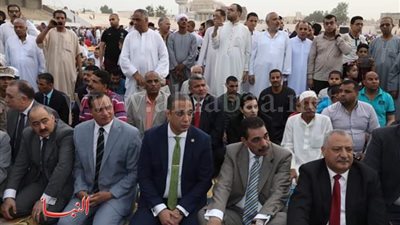 محافظ سوهاج يؤدي صلاة عيد الفطر بالاستاد الرياضي 