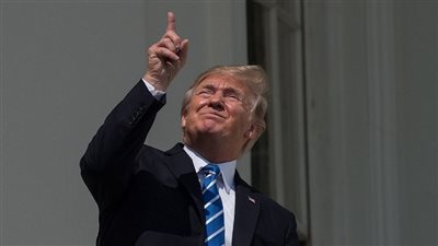 حملة سخرية من ترامب بعد حديثه عن القمر والمريخ