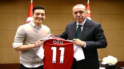 أردوغان يحتفل مع أوزيل بزفافه ويشهد على عقد الزواج