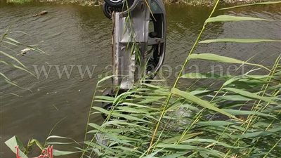 لحظة انتشال سيارة «مرشد سياحي» سقطت فى «ترعة المريوطية»