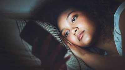 حقيقة الإصابة بالأرق نتيجة تصفح الهواتف المحمولة قبل النوم