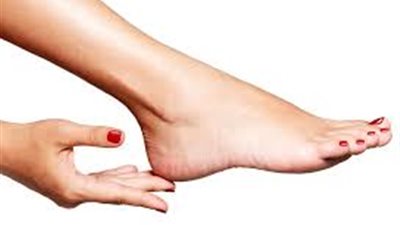 وصفات طبيعية لـ«تقشير وتعطير القدمين».. تعرفي عليها