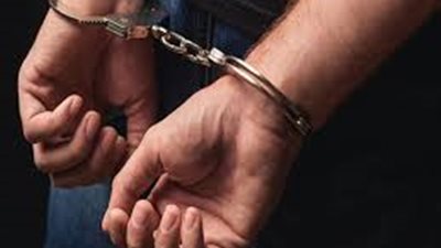 تفاصيل ضبط 3 عاطلين ببندقية وفرد خرطوش و130 تذكرة هيروين بزفتى