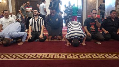 لاعبو غانا يصلون الجمعه باحد مساجد الإسماعيلية 