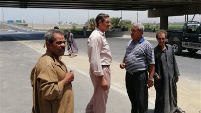 بالصور.. مجلس المدينة يقوم بحملة نظافة وصيانة لأعمدة الإنارة لكوبري طما العلوي 