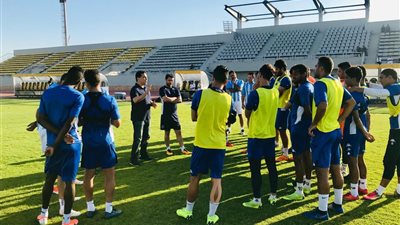 بالصور| نصائح البدري للاعبي بيراميدز في معسكر الإسكندرية