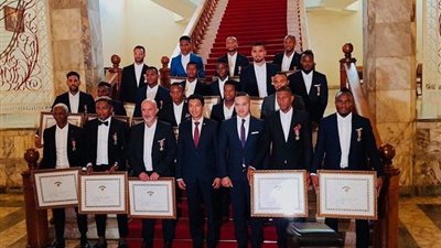 بالصور.. رئيس مدغشقر يكرم لاعبيه بأعلى الأوسمة في البلاد تقديرًا لجهودهم في 