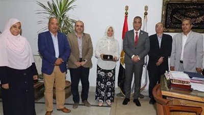 محافظ سوهاج يكرم الطالبة «هاجر» الأولى «علمي علوم» على مستوى الجمهورية