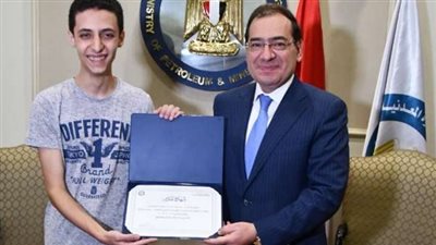 بالصور.. وزير البترول يُكرم الأول 