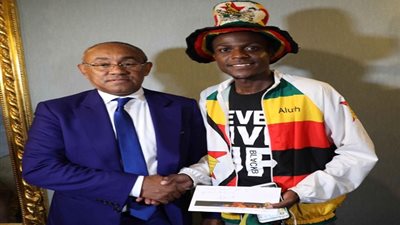 رئيس الكاف يكافئ أشهر مشجع فى أمم أفريقيا بعد وصوله القاهرة سيرا من زيمبابوي