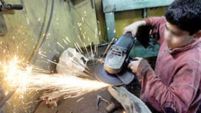 من الفيوم وحدائق المعادي والبساتين.. حكايات «الشقيانين» فى مهن «تقصف العمر» بدرى