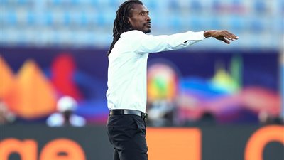 نهائي أمم افريقيا.. الجماهير المصرية تحيي مدرب السنغال لحظة مغادرة الملعب