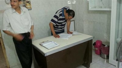 محافظ كفر الشيخ يحيل 17 طبيبًا وموظفًا للتحقيق.. لهذا السبب 