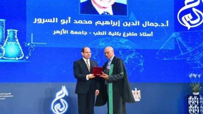 اتحاد الأطباء العرب يهنئ أبو السرور لتكريمه من رئاسة الجمهورية فى عيد العلم