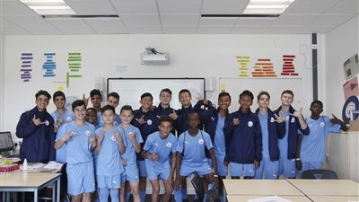 كيونت تنظم دورة تدريبية للموهوبين في مدرسة مانشستر سيتي لكرة القدم