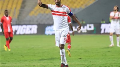 بالصورة نجم سلة الزمالك الامريكي يداعب شيكابالا 