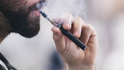 تحذيرات من أمراض غامضة بسبب التدخين الإلكتروني