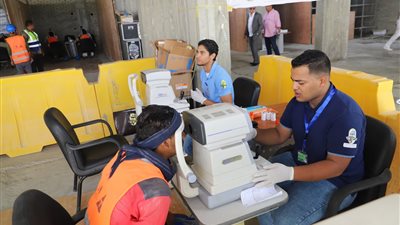 الكشف الطبى على 1000 عامل غير منتظم بالعلمين