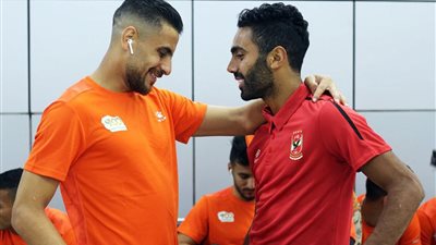 بالصور| كيف تصرف لاعبو الاهلى لحظة مقابلة نجوم المصري بالصدفة في مطار القاهرة