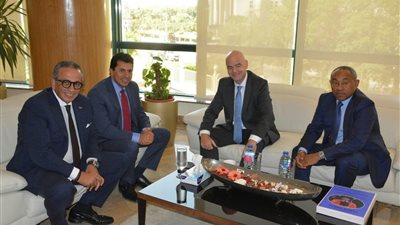 صور| انفانتينو يستقبل عمرو الجنايني بحضور الوزير ورئيس الكاف