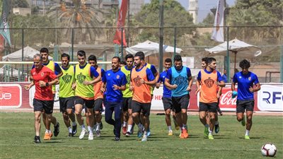 رحلة منتصف الليل تعلن انضمام نجمي الأهلي لرحلة غينيا 