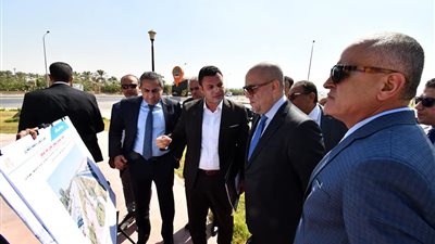 بالصور.. وزير الإسكان يتفقد 6 أكتوبر ويفجر المفاجآت لأهالى المدينة