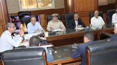 محافظ سوهاج يبحث استعدادات المحافظة للإحتفال بـ 