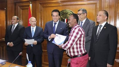 وزير التعليم العالي يسلم شهادات للأطباء الأفارقة المتدربين بمعهد بحوث أمراض العيون