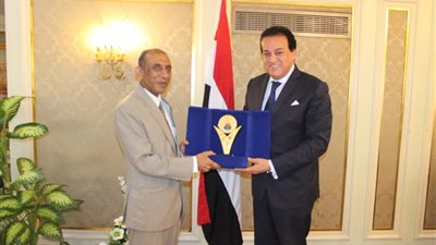 وزير التعليم العالى يبحث تفعيل المنح الدراسية مع السفير الهندي