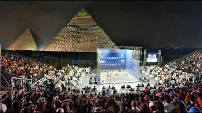 ملعب الاسكواش الزجاجي امام الاهرامات حلم كل الأجيال